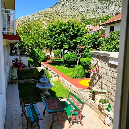 Prostrani Sa Divnim Dvoristem Apartment