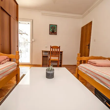 Prostrani Sa Divnim Dvoristem Trebinje