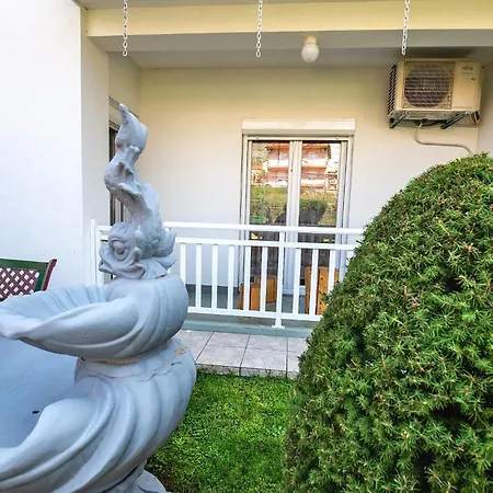Prostrani Sa Divnim Dvoristem Apartment *
