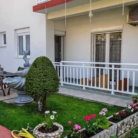 Prostrani Sa Divnim Dvoristem * Trebinje
