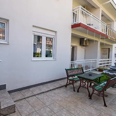 Apartment Prostrani Sa Divnim Dvoristem
