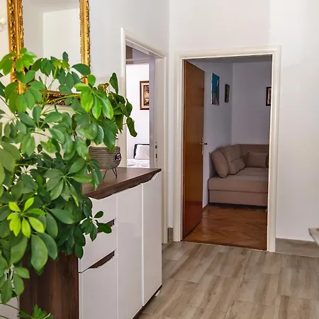 Prostrani Sa Divnim Dvoristem Apartment *
