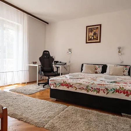 Prostrani Sa Divnim Dvoristem Apartment Trebinje