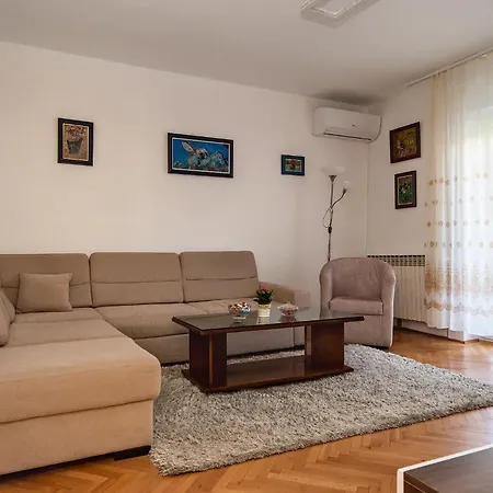 Apartment Prostrani Sa Divnim Dvoristem *