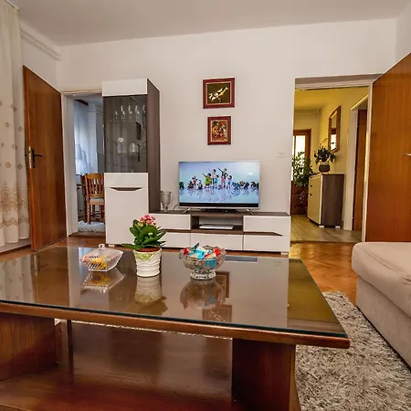 Prostrani Sa Divnim Dvoristem Apartment Trebinje